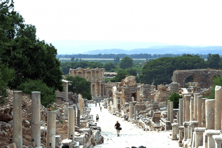 turkey Ephesus1.3 1 450x400 พาผู้ใหญ่นั่งรถเข็นเดินทาง ใช้ไม้เท้า เที่ยวตุรกี