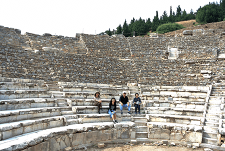 turkey Ephesus10 theater 1 450x400 พาผู้ใหญ่นั่งรถเข็นเดินทาง ใช้ไม้เท้า เที่ยวตุรกี