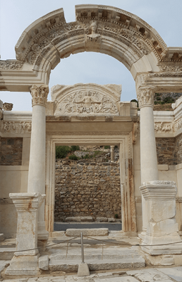 turkey Ephesus9 temple ot Hadrian 1 450x400 พาผู้ใหญ่นั่งรถเข็นเดินทาง ใช้ไม้เท้า เที่ยวตุรกี