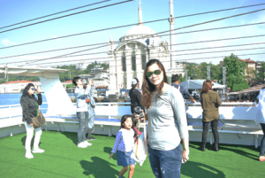turkey Bosphorus2 300x250 พาผู้ใหญ่นั่งรถเข็นเดินทาง ใช้ไม้เท้า เที่ยวตุรกี